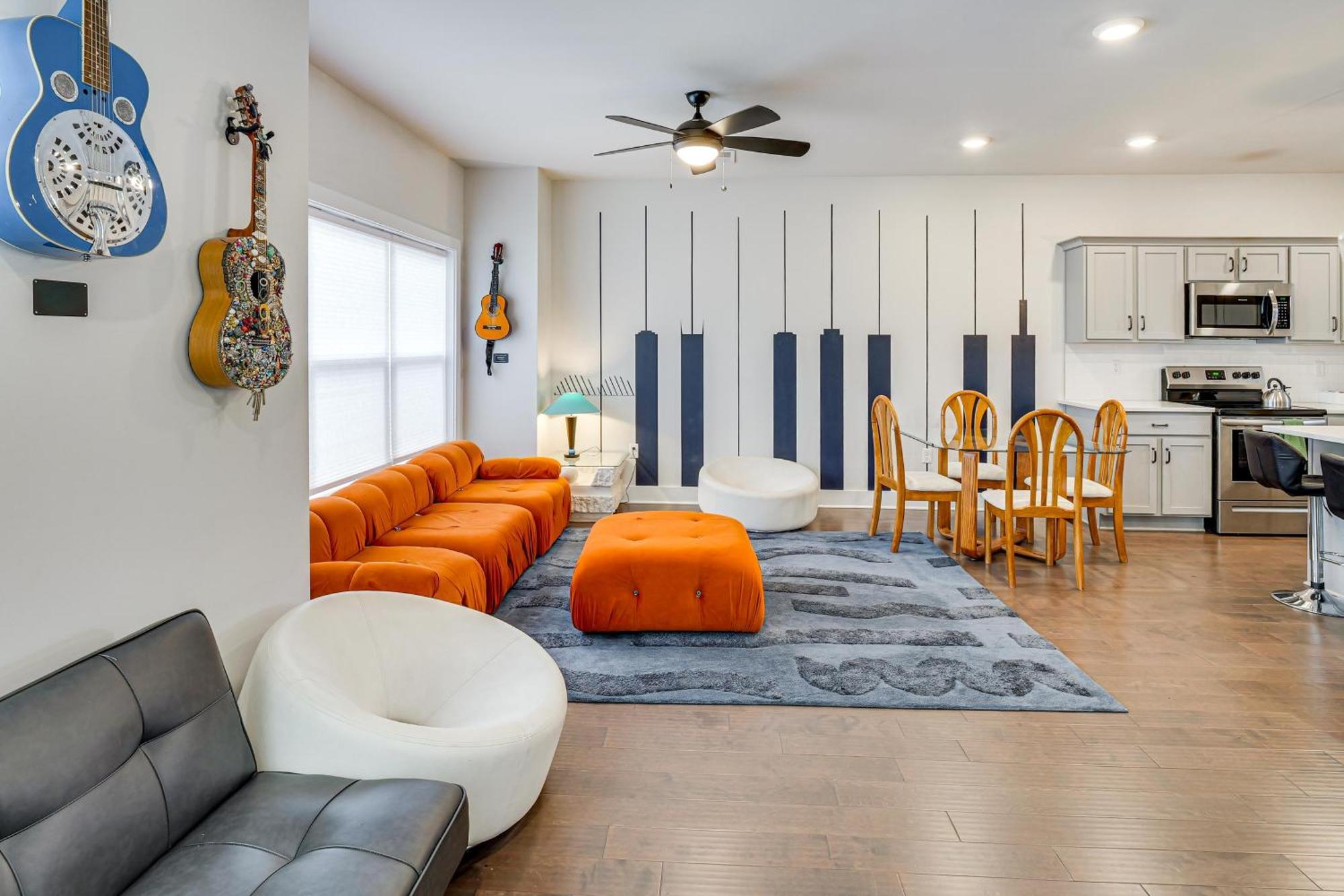 6 Mi To Broadway Townhome With Balcony!