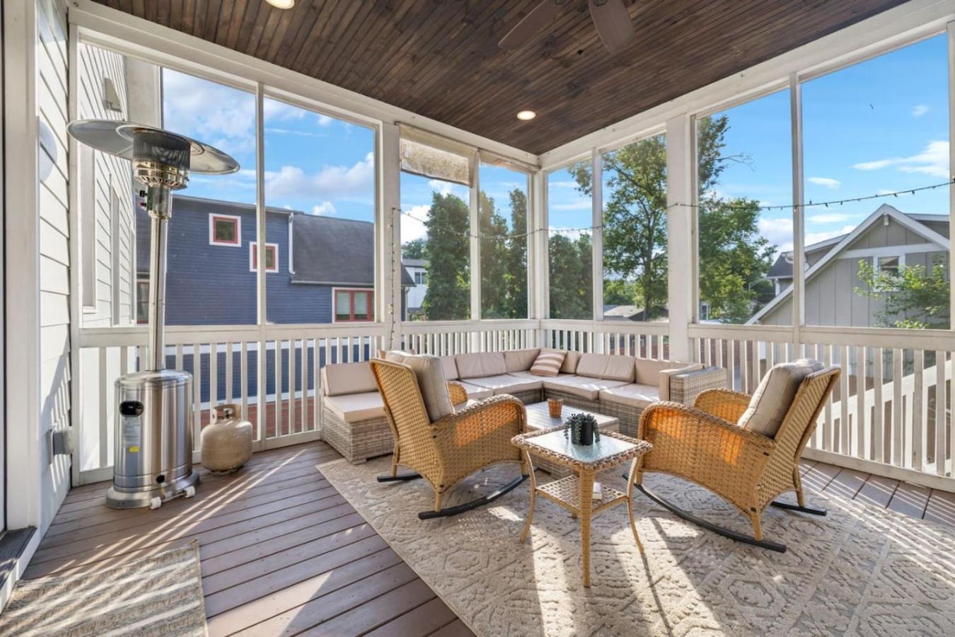 Walk To 12 South And Restaurants With Garage And Golf Simulator