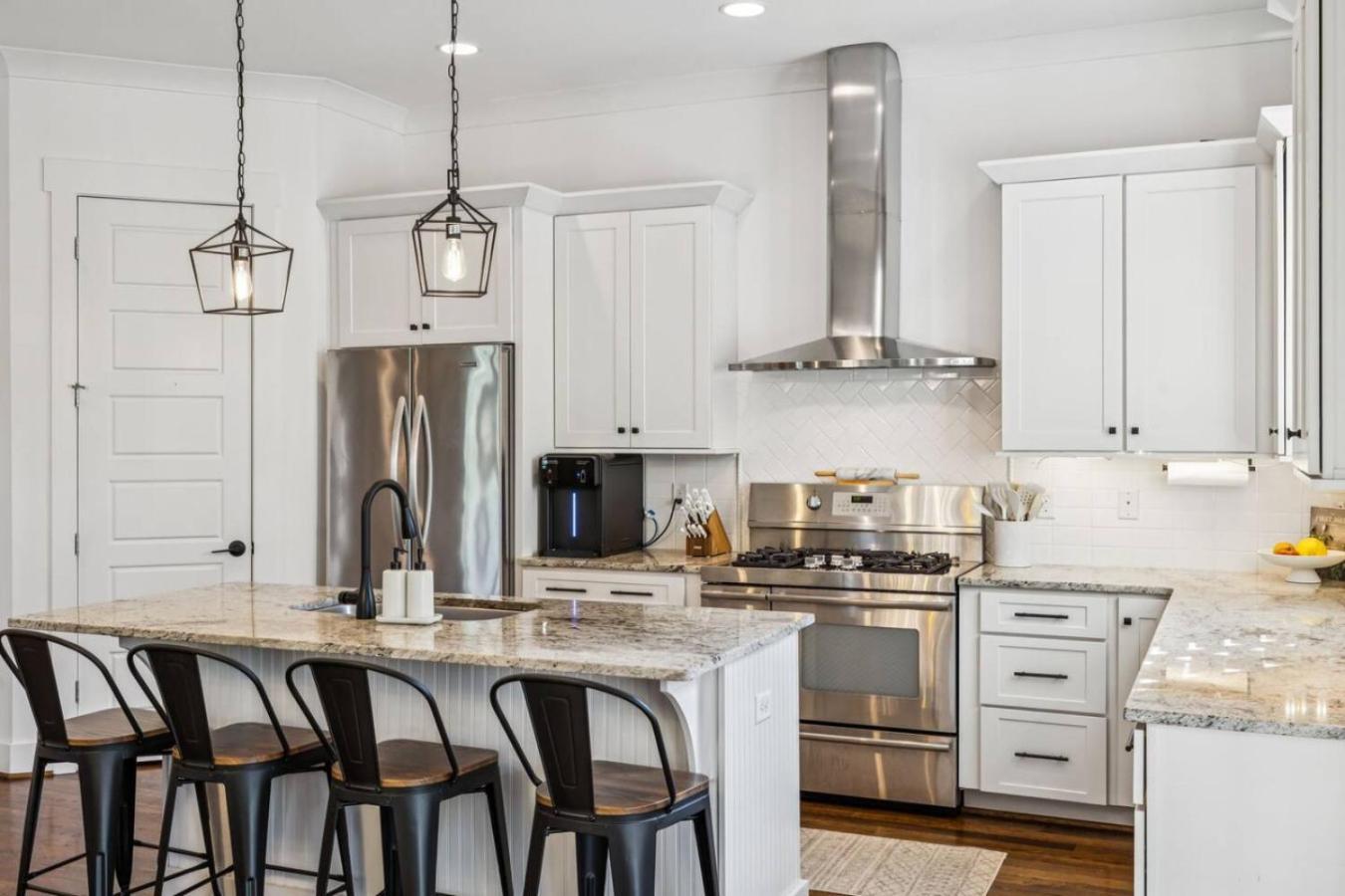 Walk To 12 South And Restaurants With Garage And Golf Simulator Holiday home Nashville