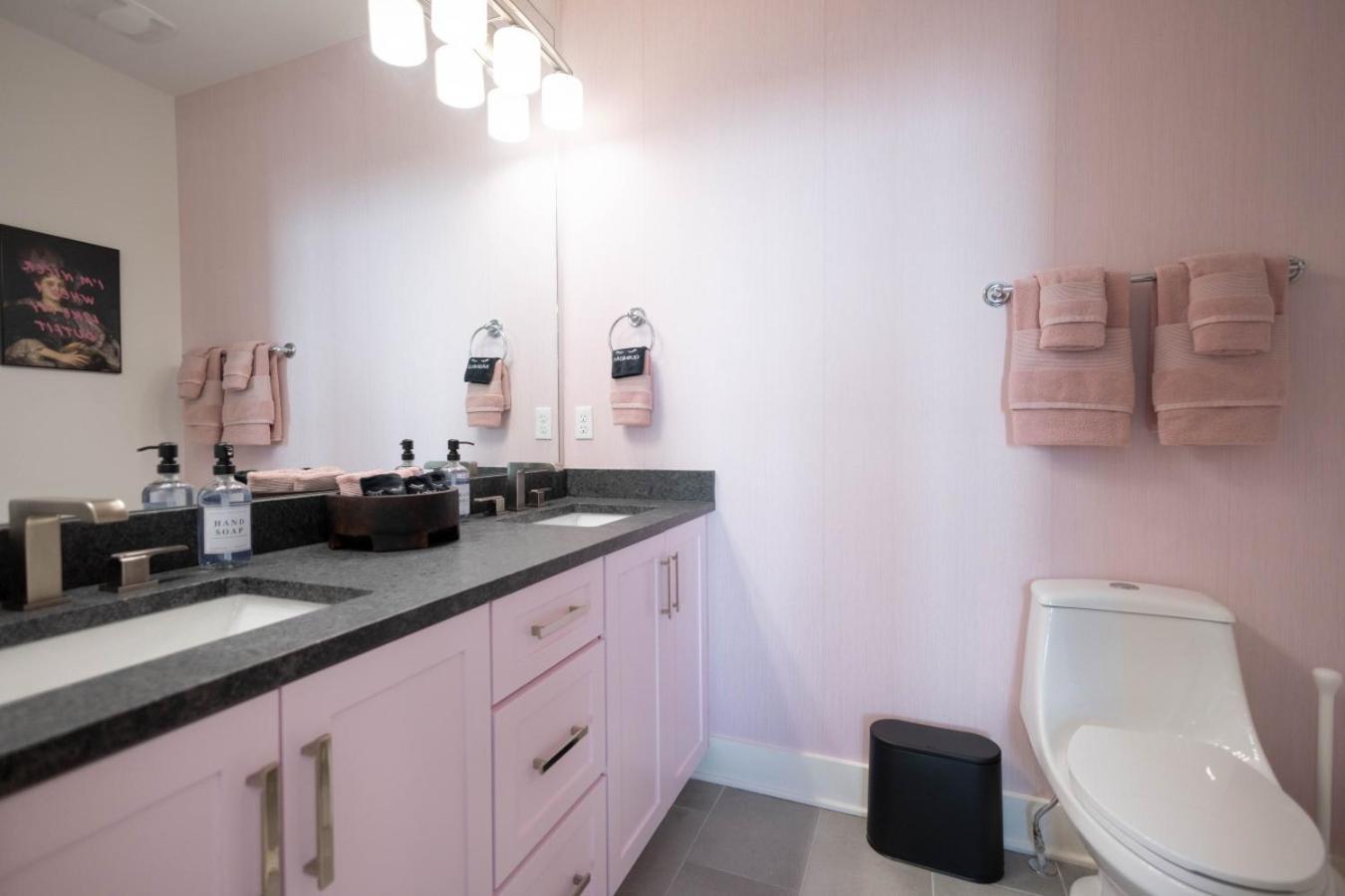 Sparkly Boots And Pink Floors Great Location Holiday home Nashville