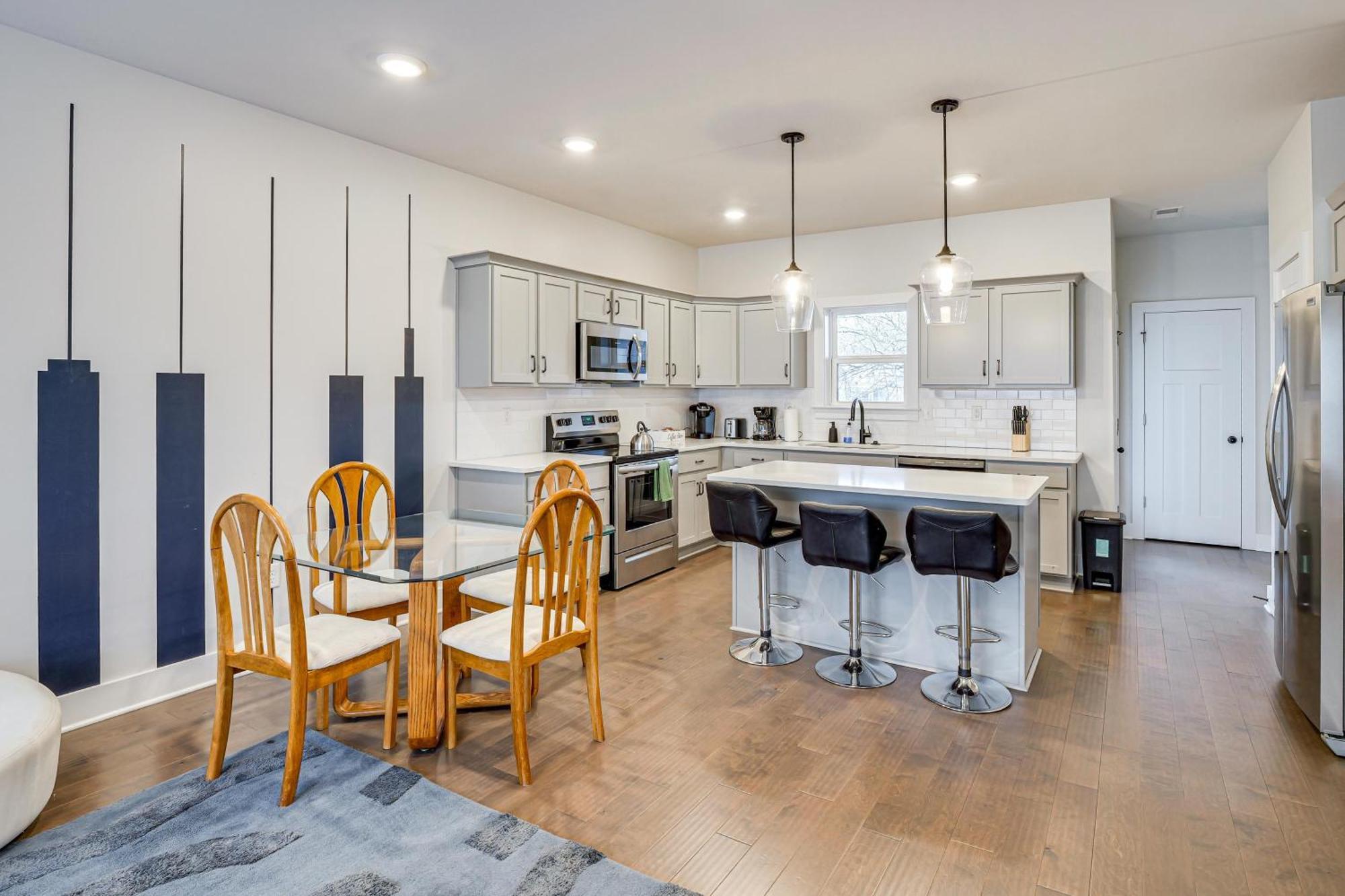 6 Mi To Broadway Townhome With Balcony! *