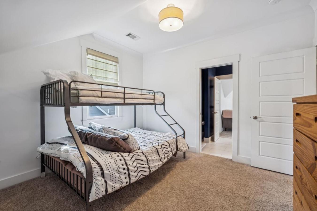 Holiday home Walk To 12 South And Restaurants With Garage And Golf Simulator *