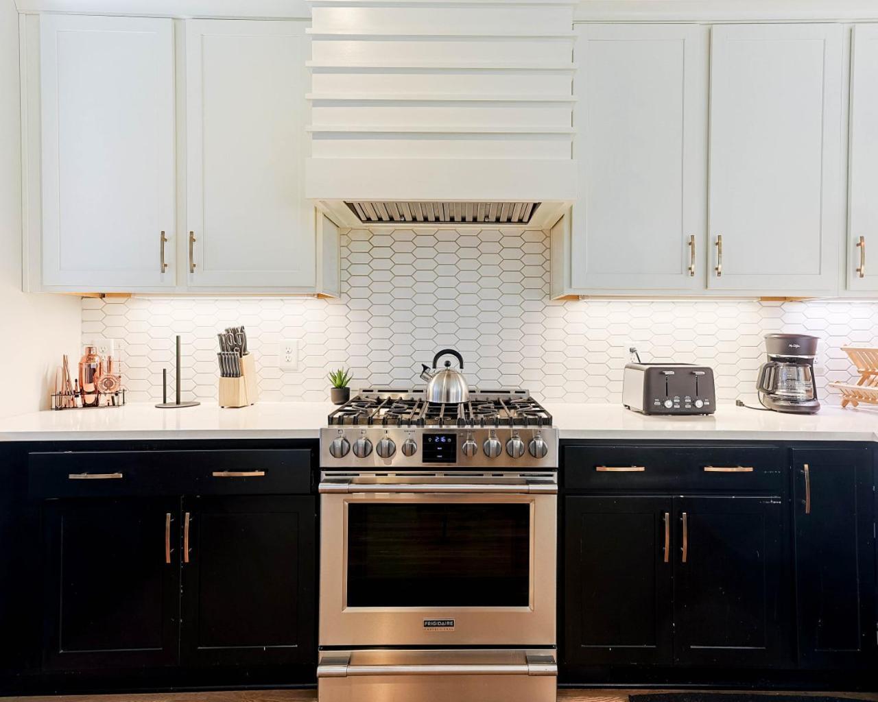 Holiday home Bachelorette Pad Stage And Neon Vibe