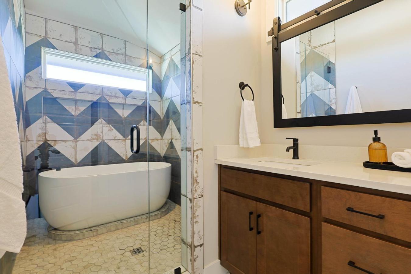 Luxury Near Downtown With Speakeasy And Games Nashville