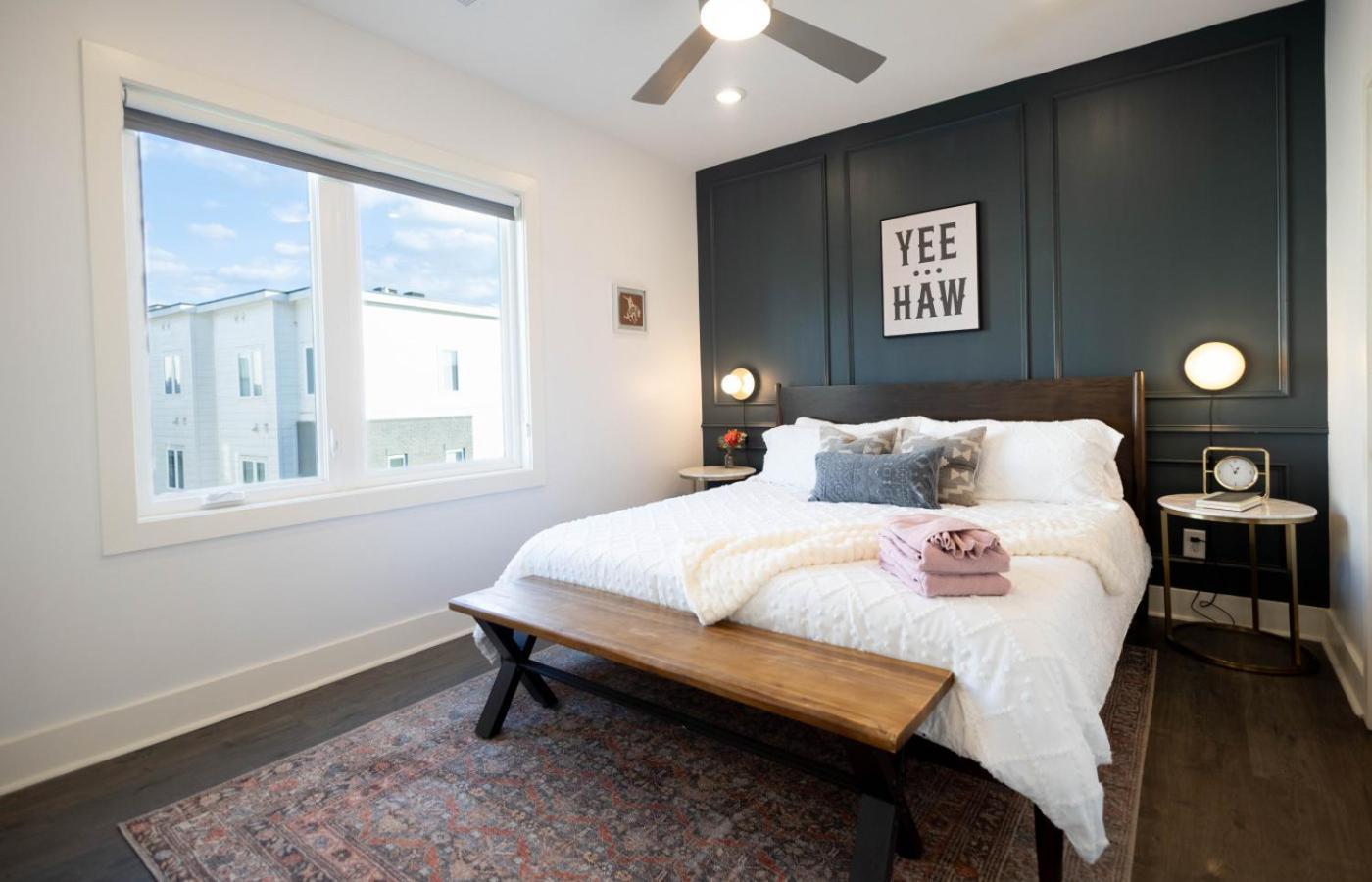 Sparkly Boots And Pink Floors Great Location * Nashville