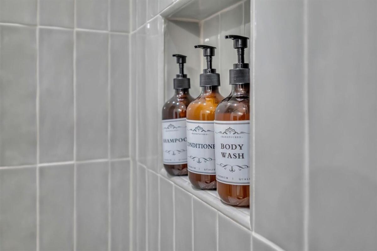 Holiday home Stylish 5br Retreat W Rooftop Hot Tub