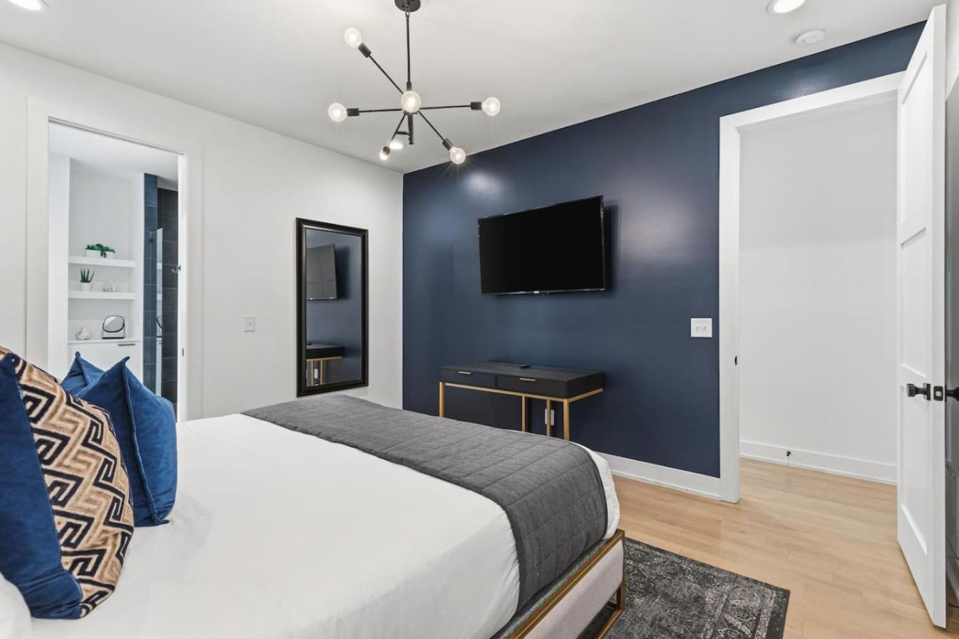 View Only 1 Mile To Downtown With Garage And Rooftop Holiday home Nashville