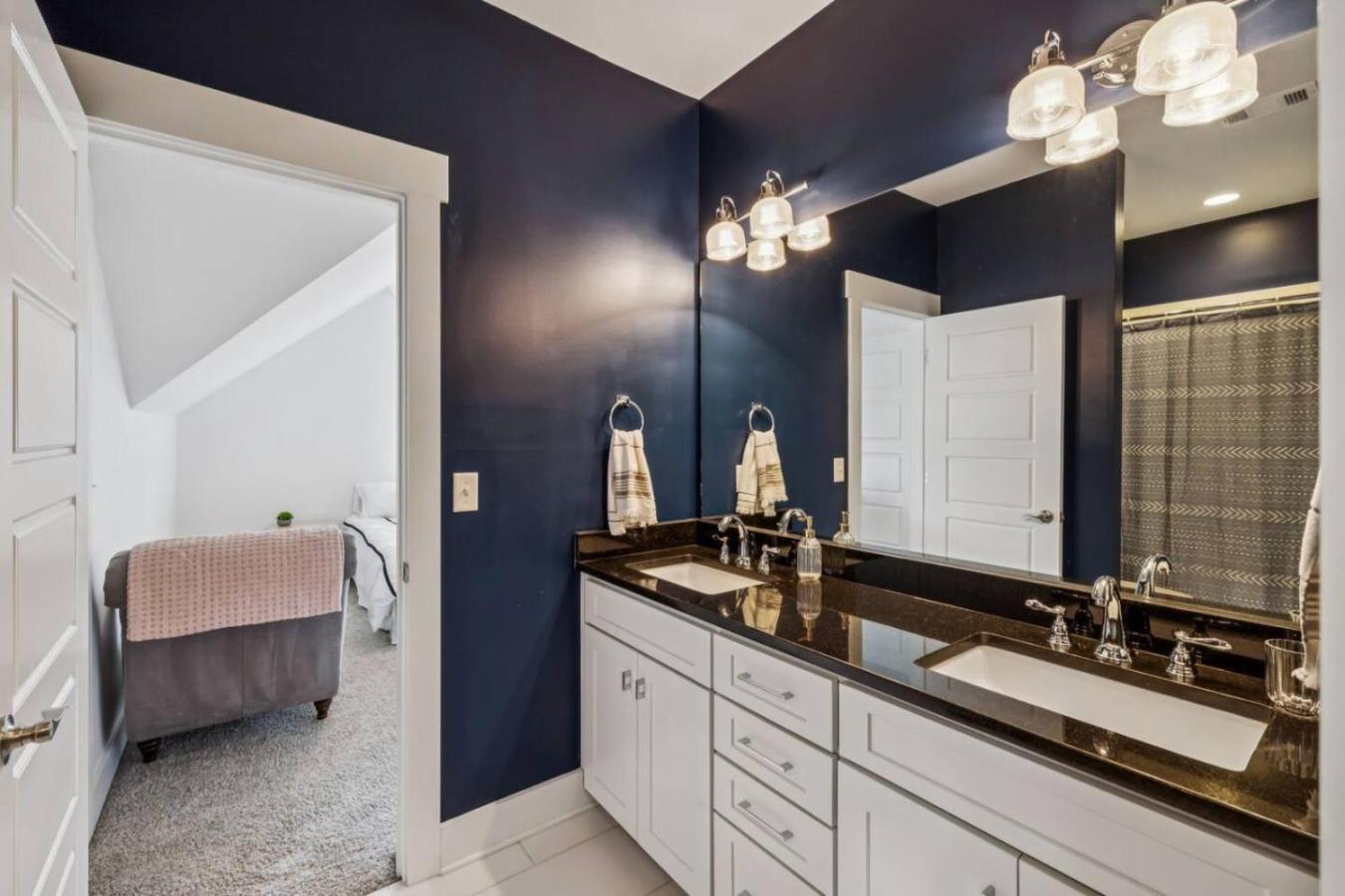 Walk To 12 South And Restaurants With Garage And Golf Simulator Holiday home Nashville