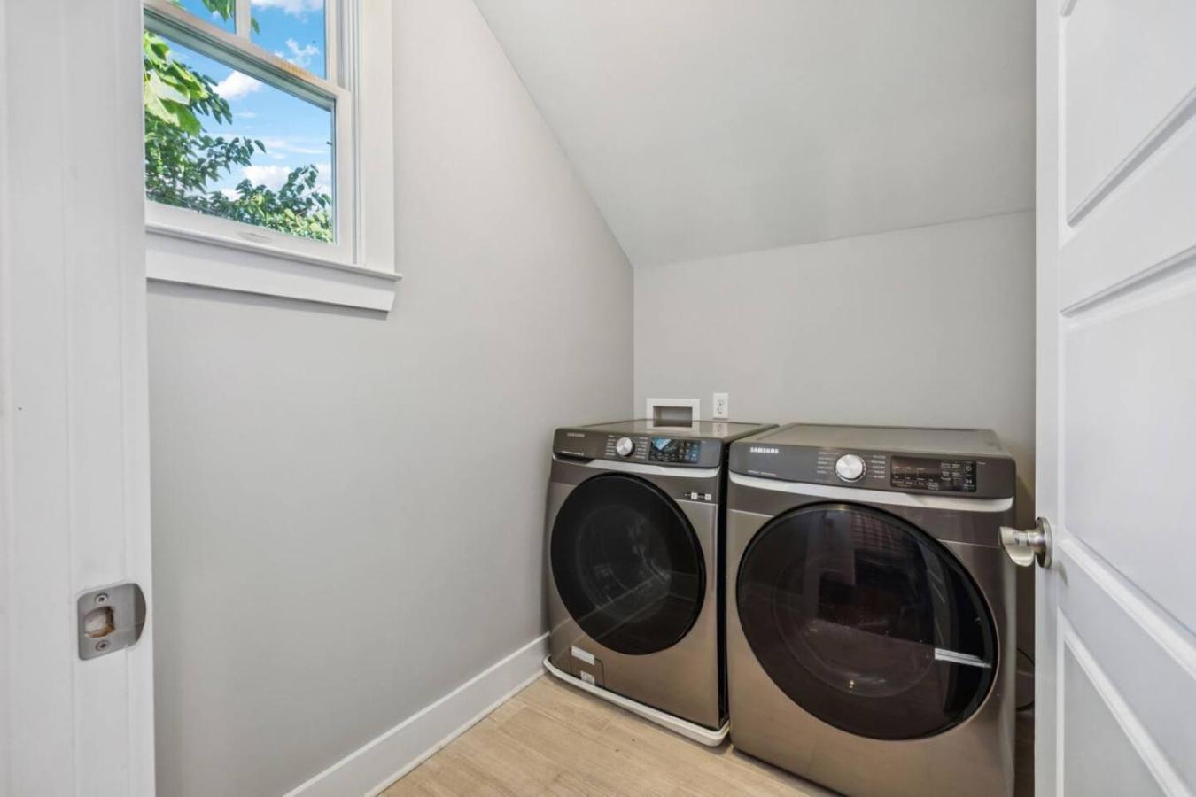 Walk To 12 South And Restaurants With Garage And Golf Simulator * Nashville