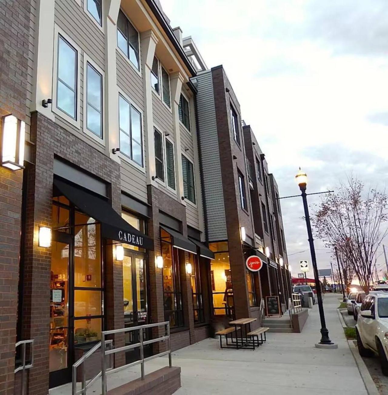 Walk To 12 South And Restaurants With Garage And Golf Simulator Nashville