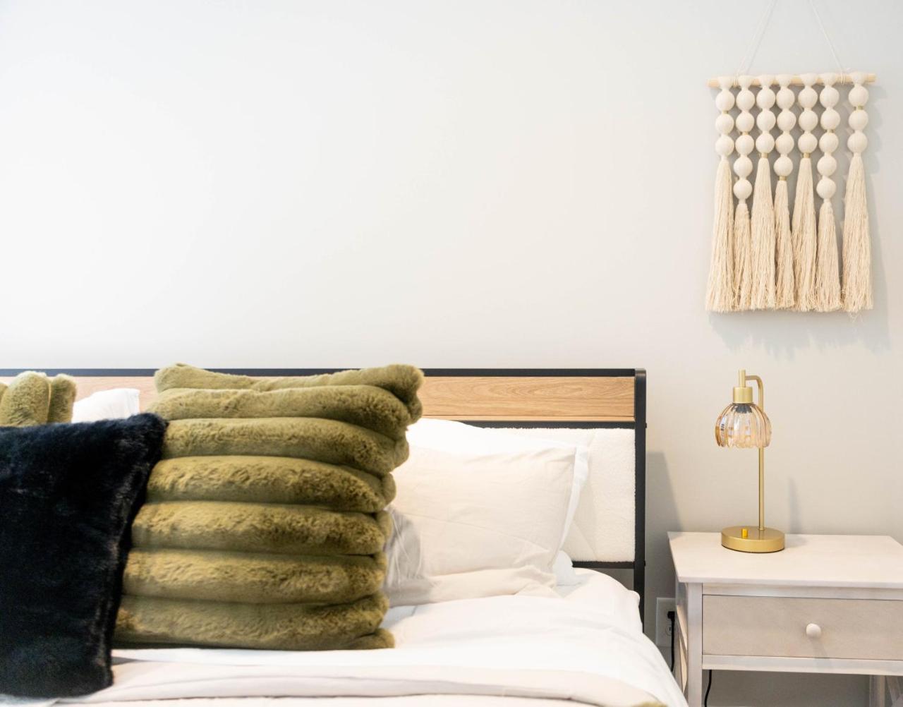 Bachelorette Pad Stage And Neon Vibe Holiday home