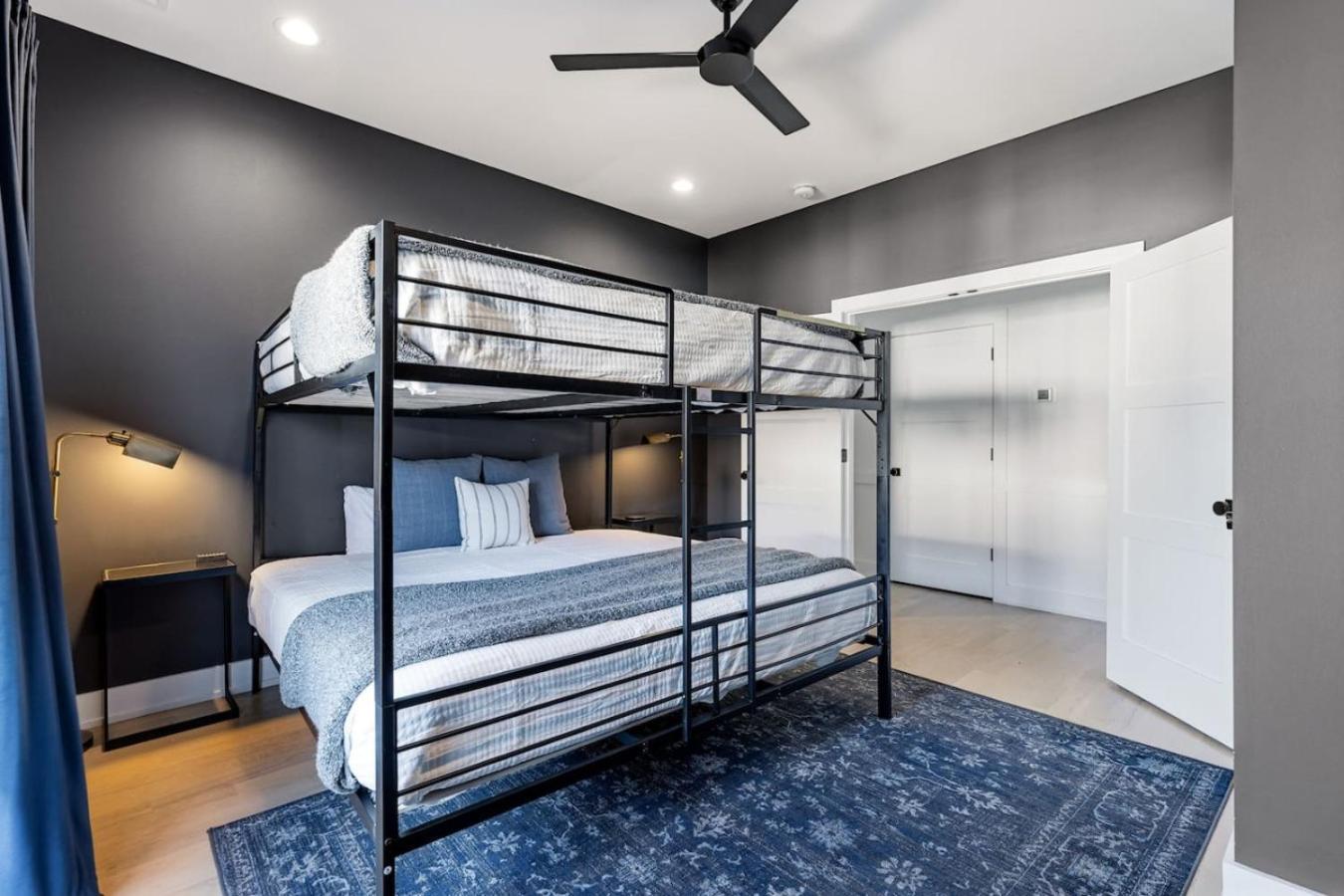 View Only 1 Mile To Downtown With Garage And Rooftop Holiday home *