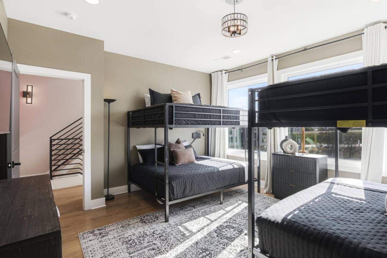 Holiday home View With Hottub Rooftop Arcade Game And Parking Nashville