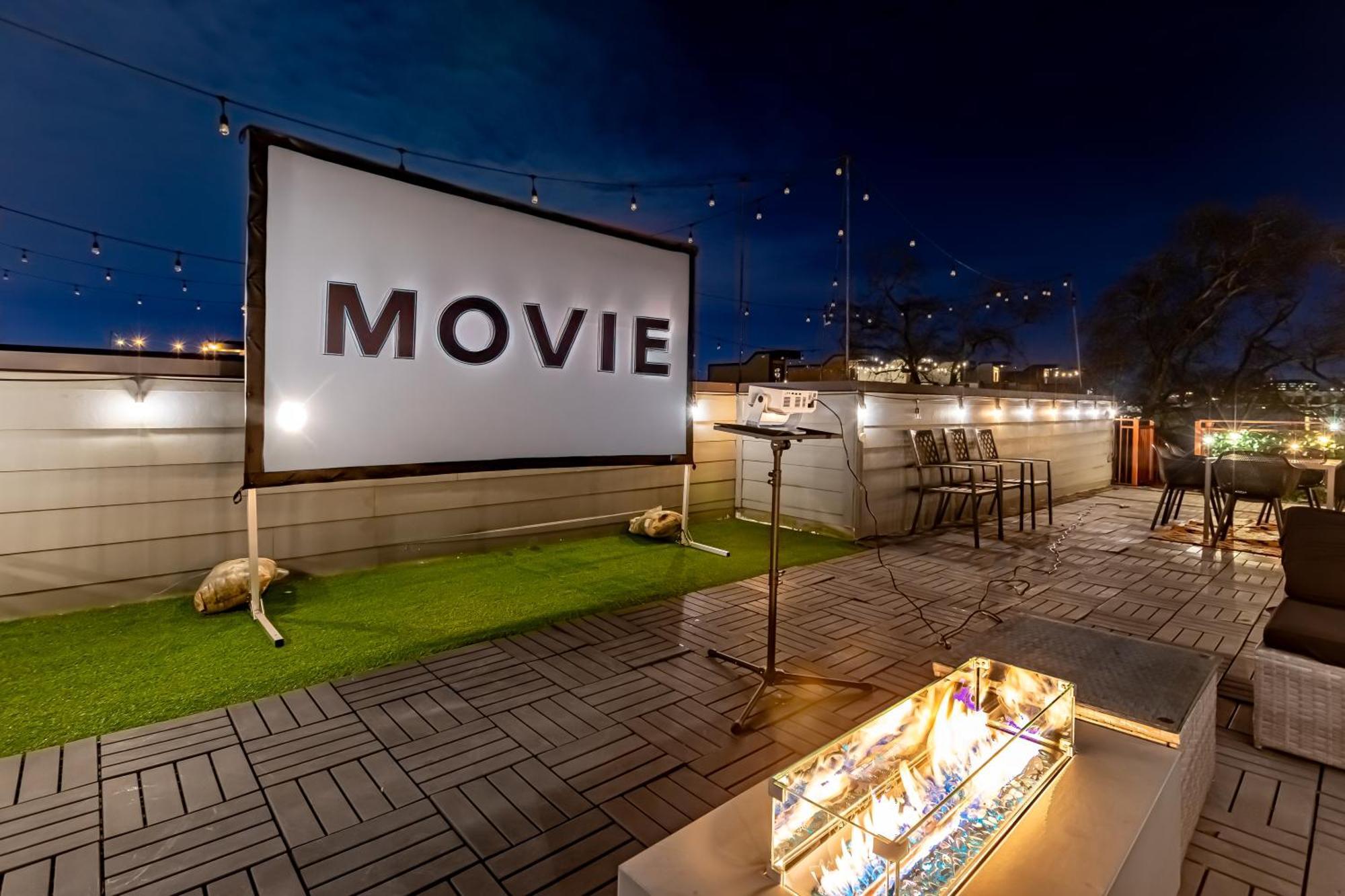 Modern Luxe Townhome With Rooftop Cinema Apartment