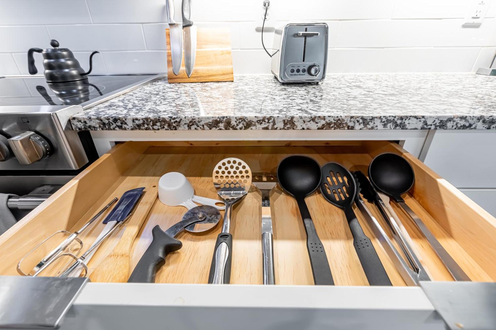 Modern Luxe Townhome With Rooftop Cinema Apartment