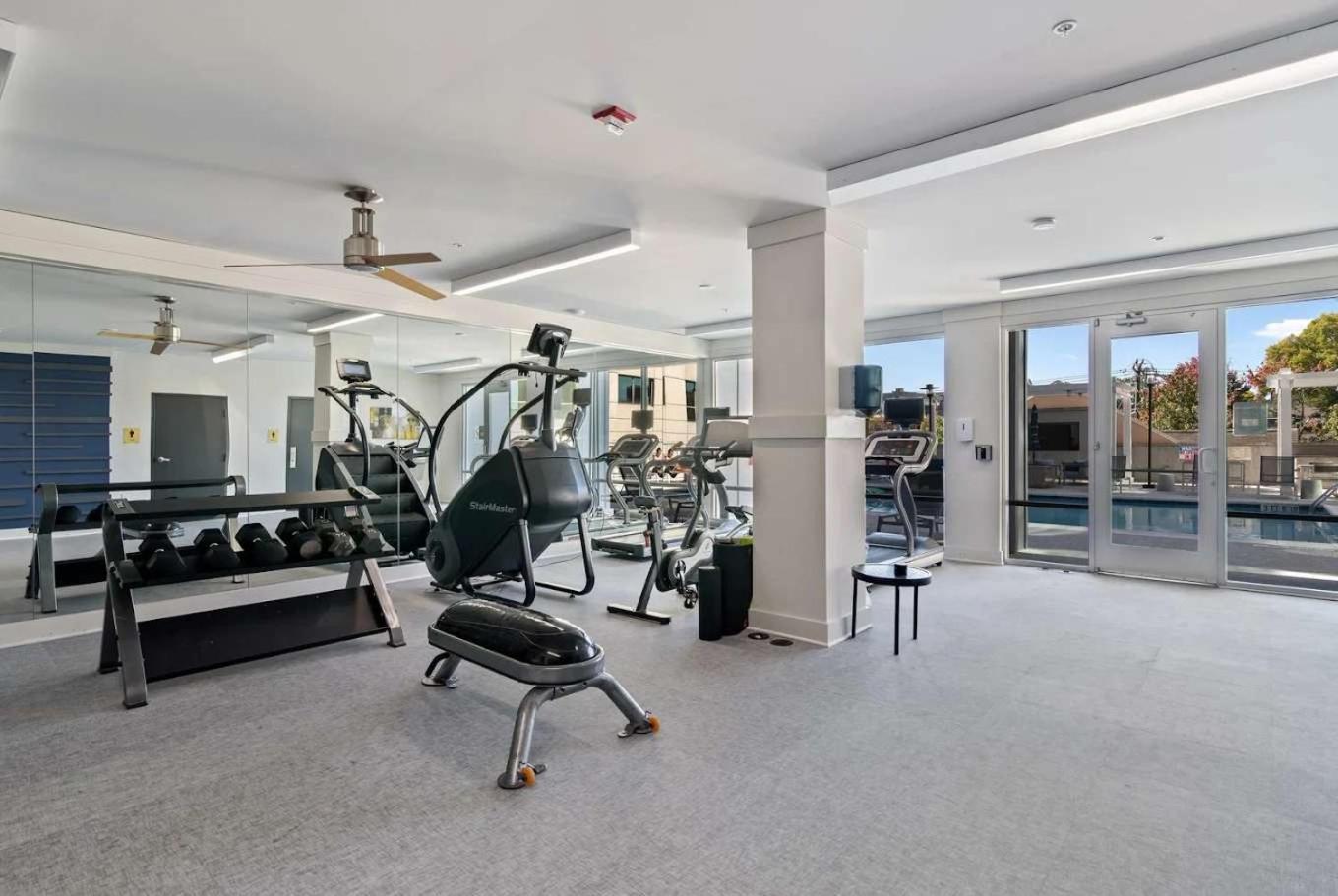 Boulevard Midtown 1br Pool Gym Parking 02 Apartment *