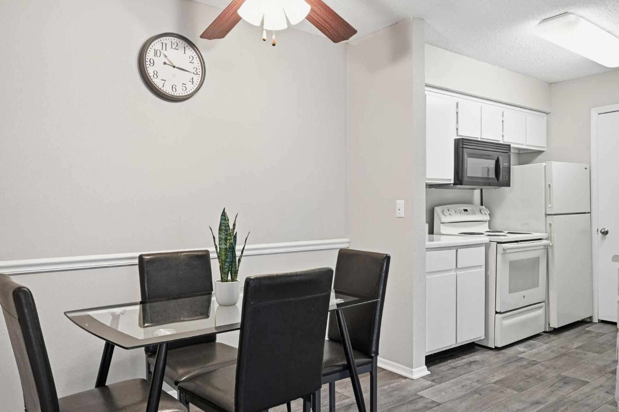 Comfortable Retreat With In-unit Washerdryer Apartment