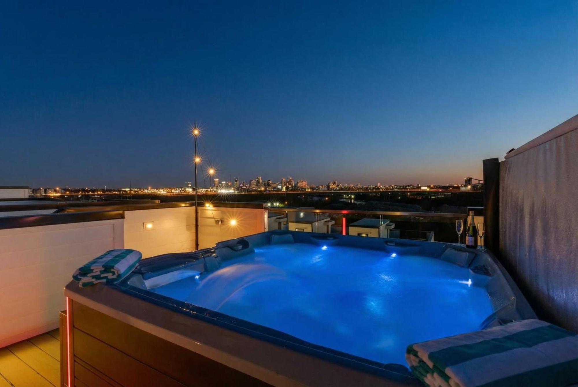 New We Roll Rooftop - Hot Tub With Views - 13 Beds Holiday home