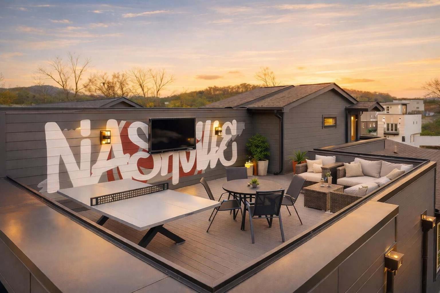 New Modern Multi-level Pooltable & Rooftop Holiday home Nashville