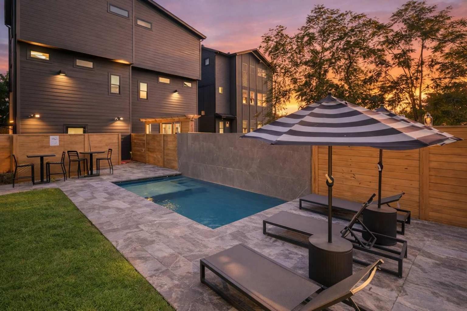 New Modern Multi-level Pooltable & Rooftop Holiday home Nashville