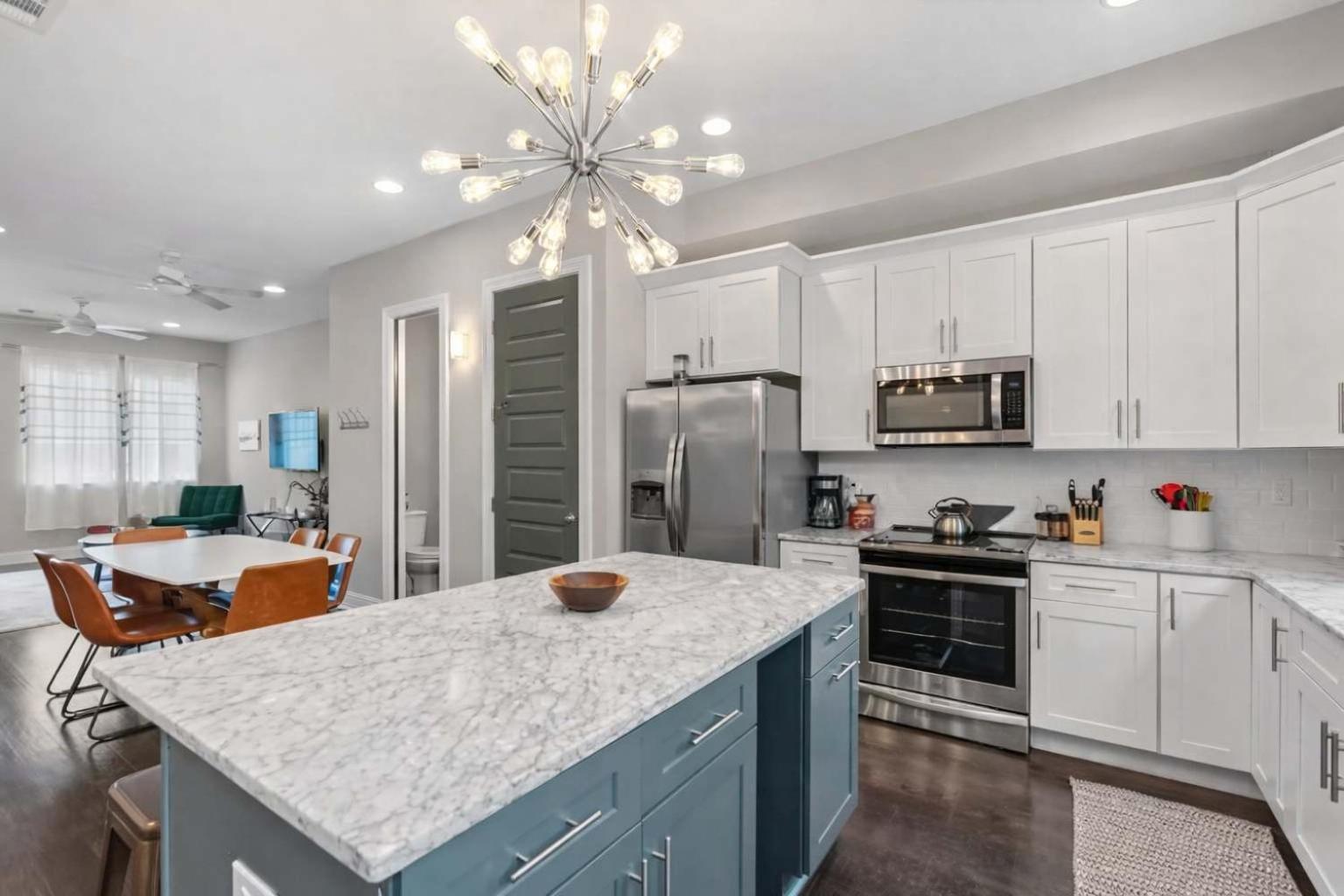 Chic Near Downtown Sleeps 14 * Nashville