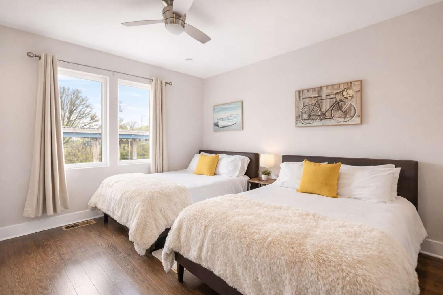 Chic Near Downtown Sleeps 14 Holiday home *