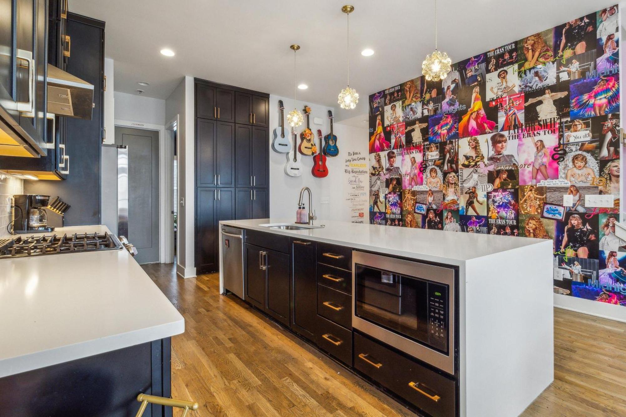 Holiday home Swiftie Dream House-rooftop Patio-mins To Broadway Nashville