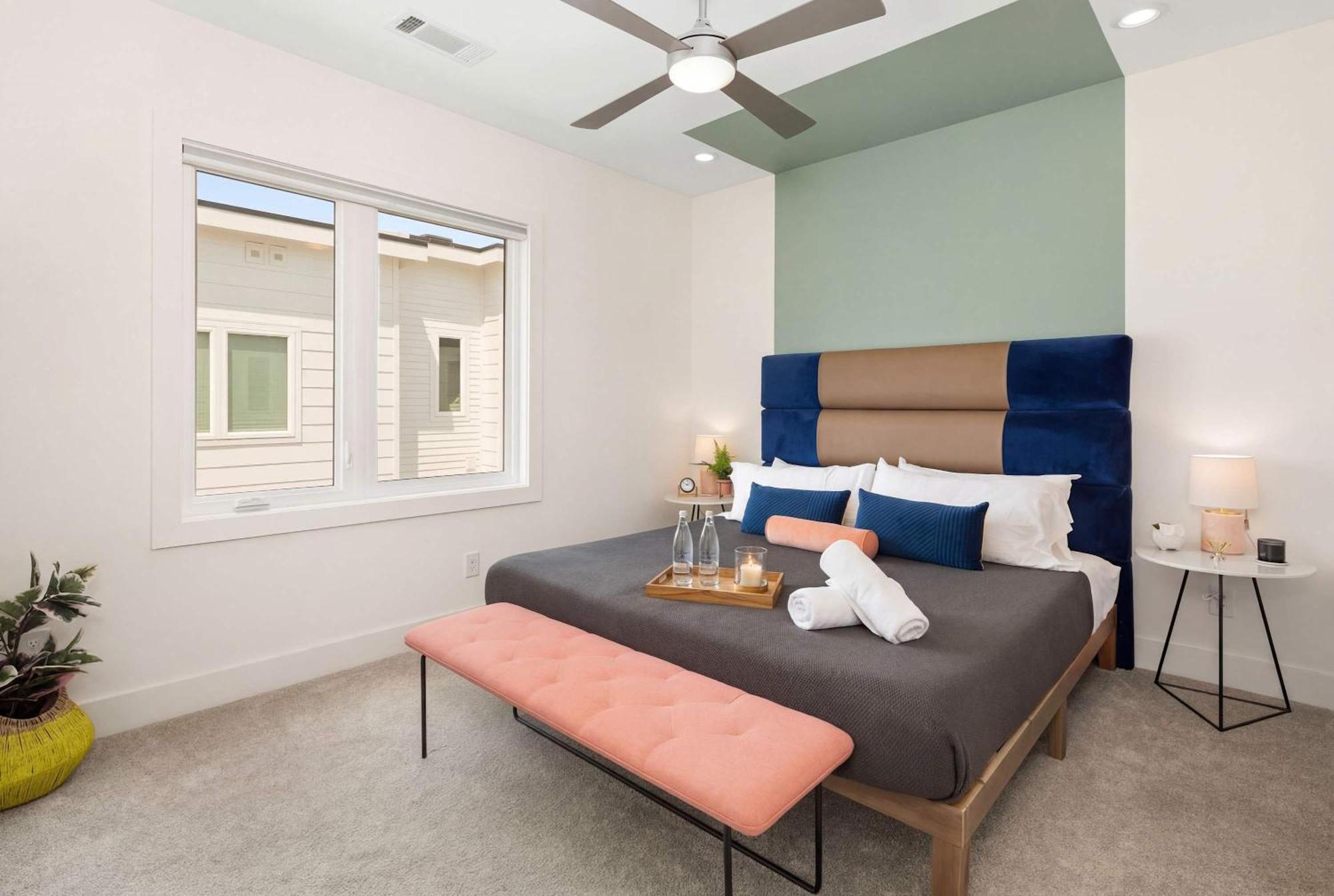 Holiday home King 3br Retreat & 2-car Garage East