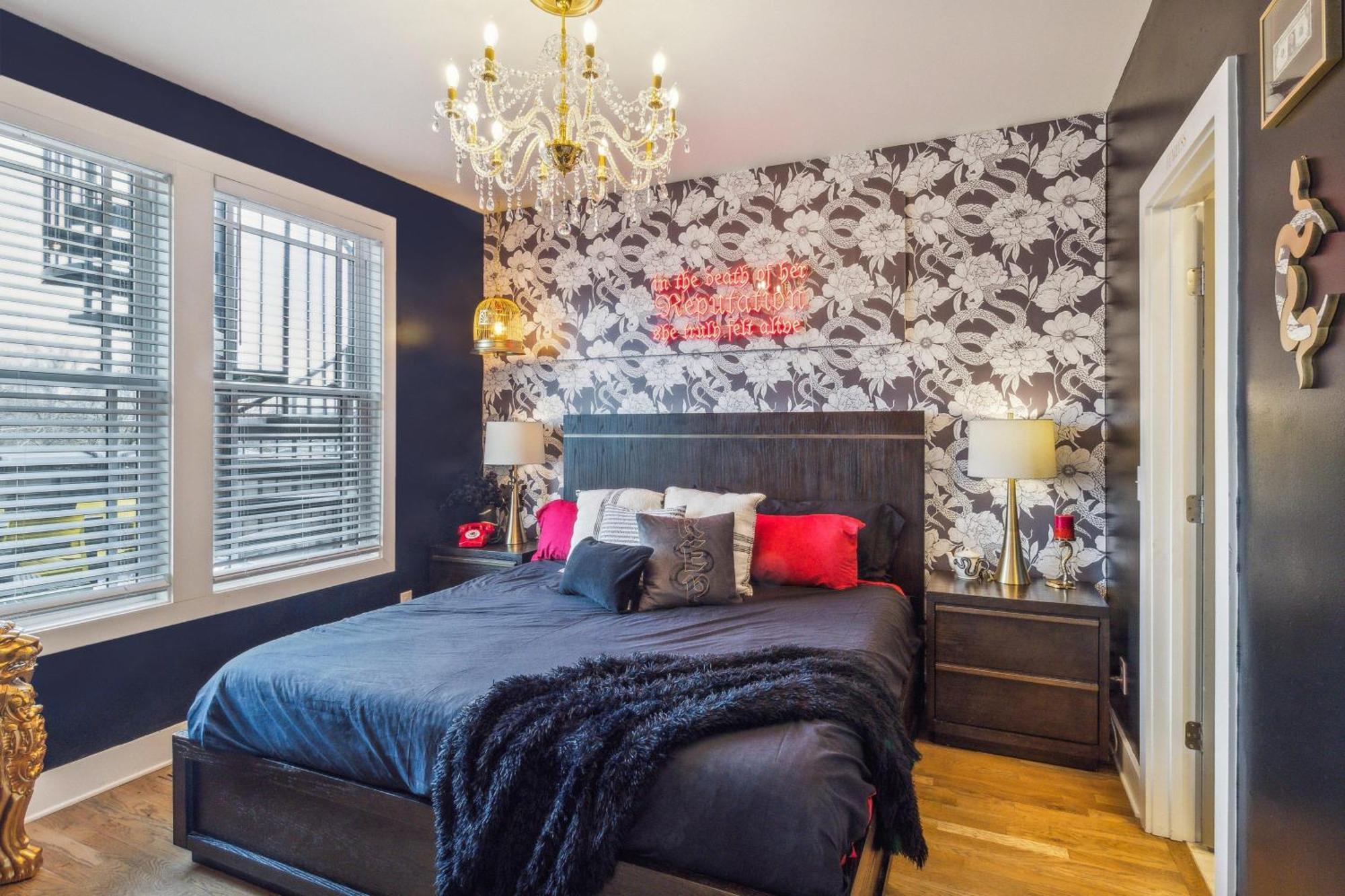Swiftie Dream House-rooftop Patio-mins To Broadway *