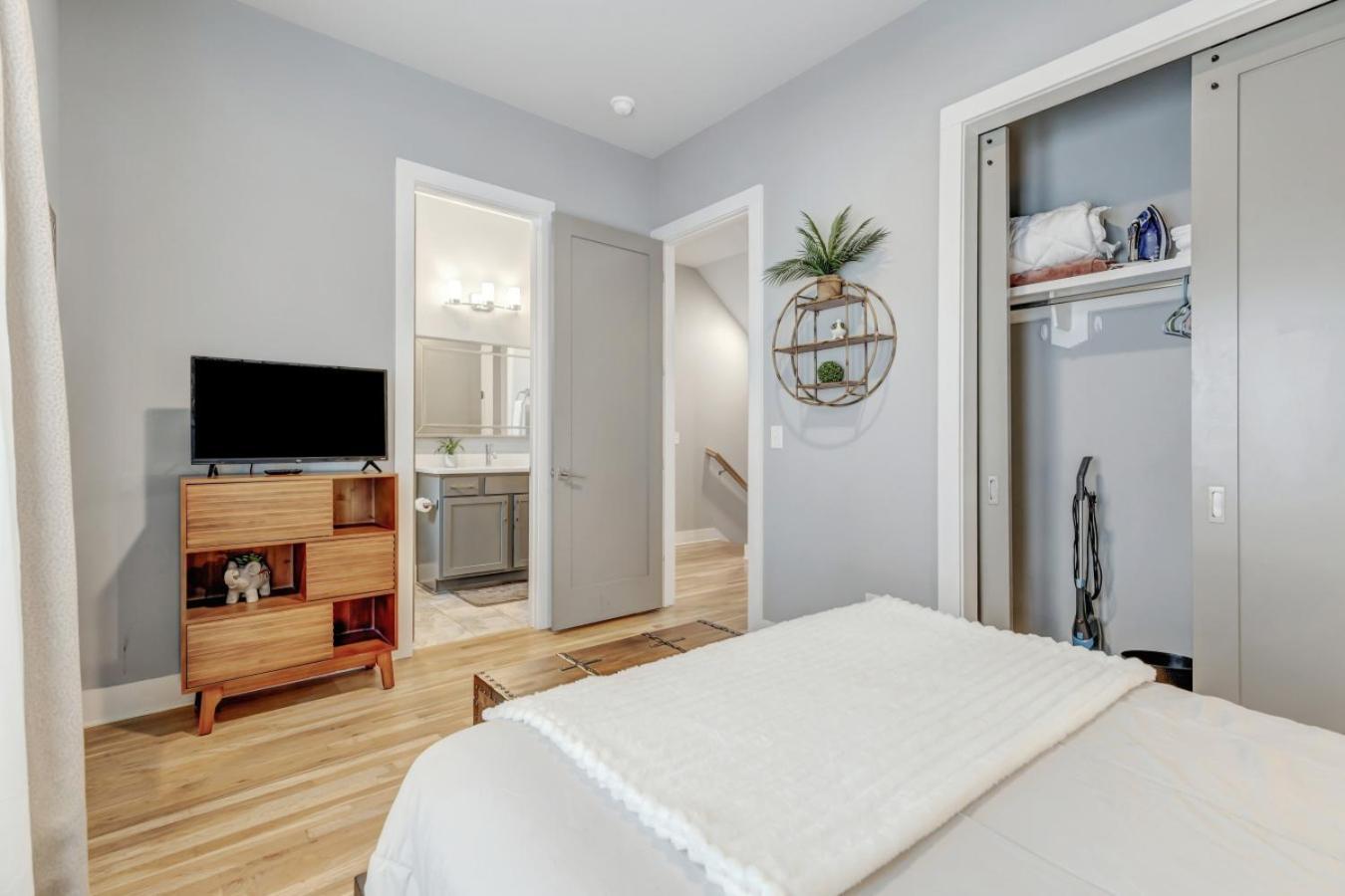 Holiday home Rooftop Fire Pit + River Views 4br Sleeps 12 *