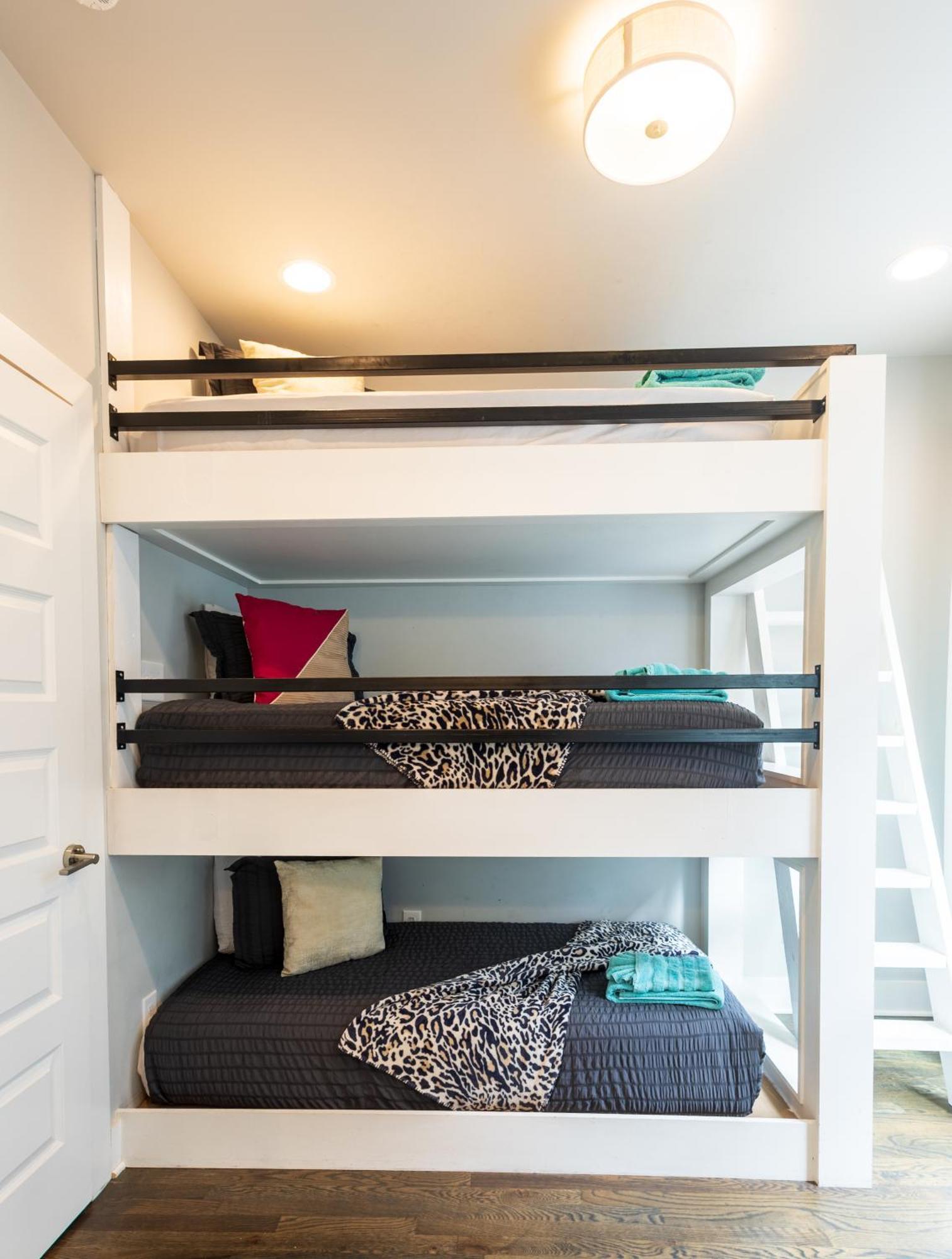 Heights Townhome With Free Parking & 3 Baths Apartment