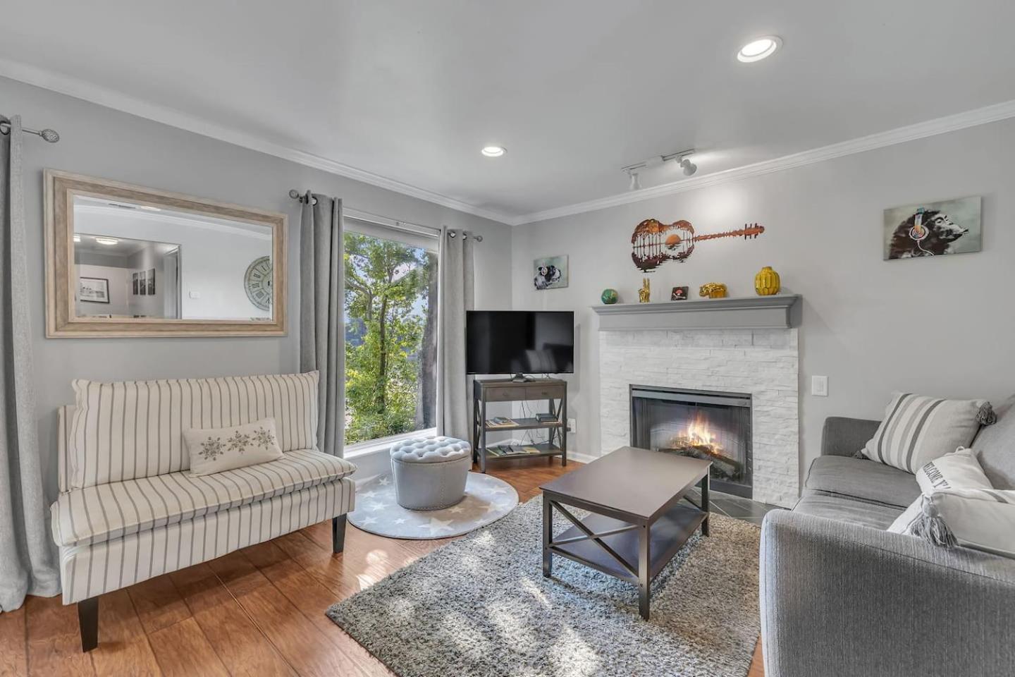 Walk To Broadway! 2Br2Bath Condo, Sleeps 6, Pool Apartment Nashville