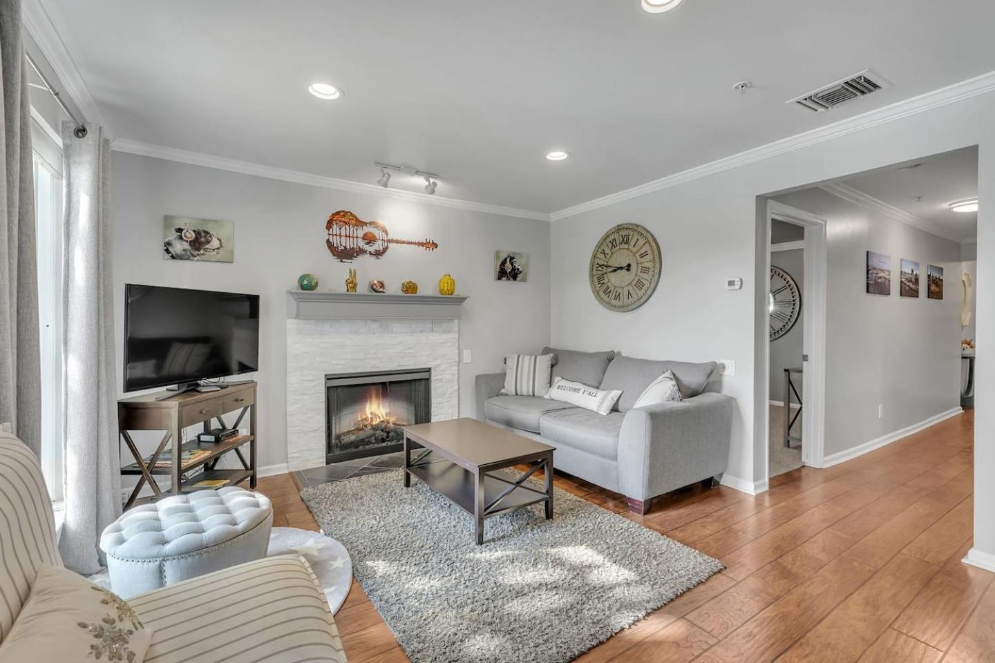 Walk To Broadway! 2Br2Bath Condo, Sleeps 6, Pool Apartment