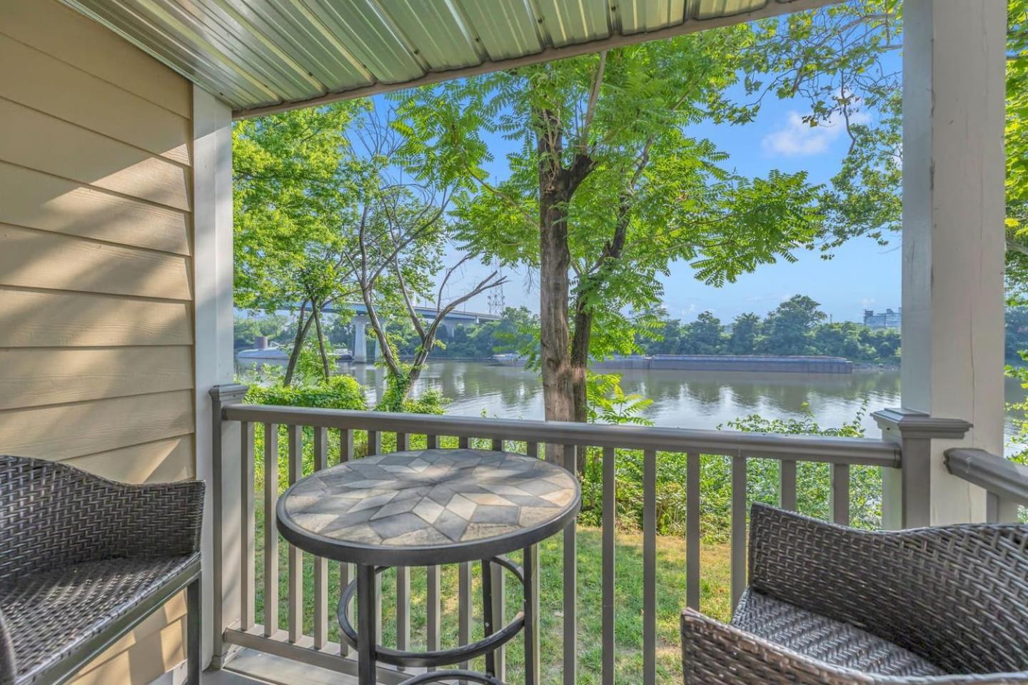 Walk To Broadway! 2Br2Bath Condo, Sleeps 6, Pool *