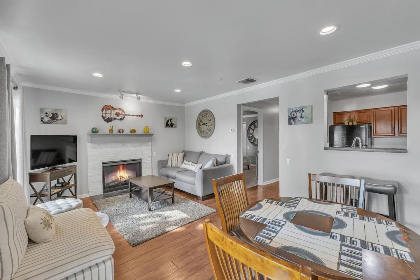 Walk To Broadway! 2Br2Bath Condo, Sleeps 6, Pool Apartment *