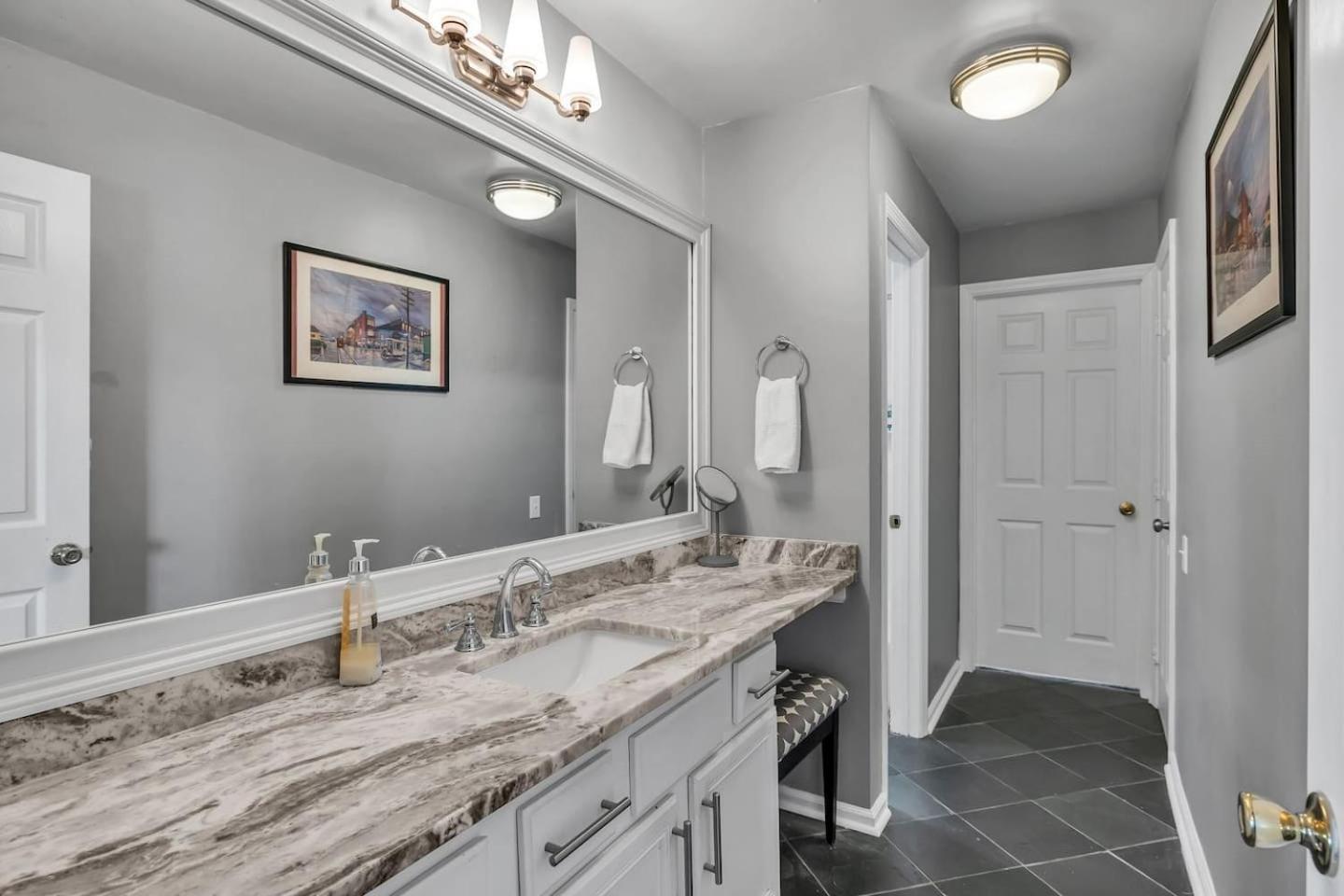 Walk To Broadway! 2Br2Bath Condo, Sleeps 6, Pool *