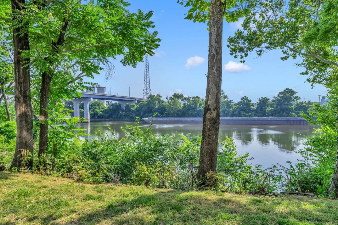 Walk To Broadway! 2Br2Bath Condo, Sleeps 6, Pool Nashville