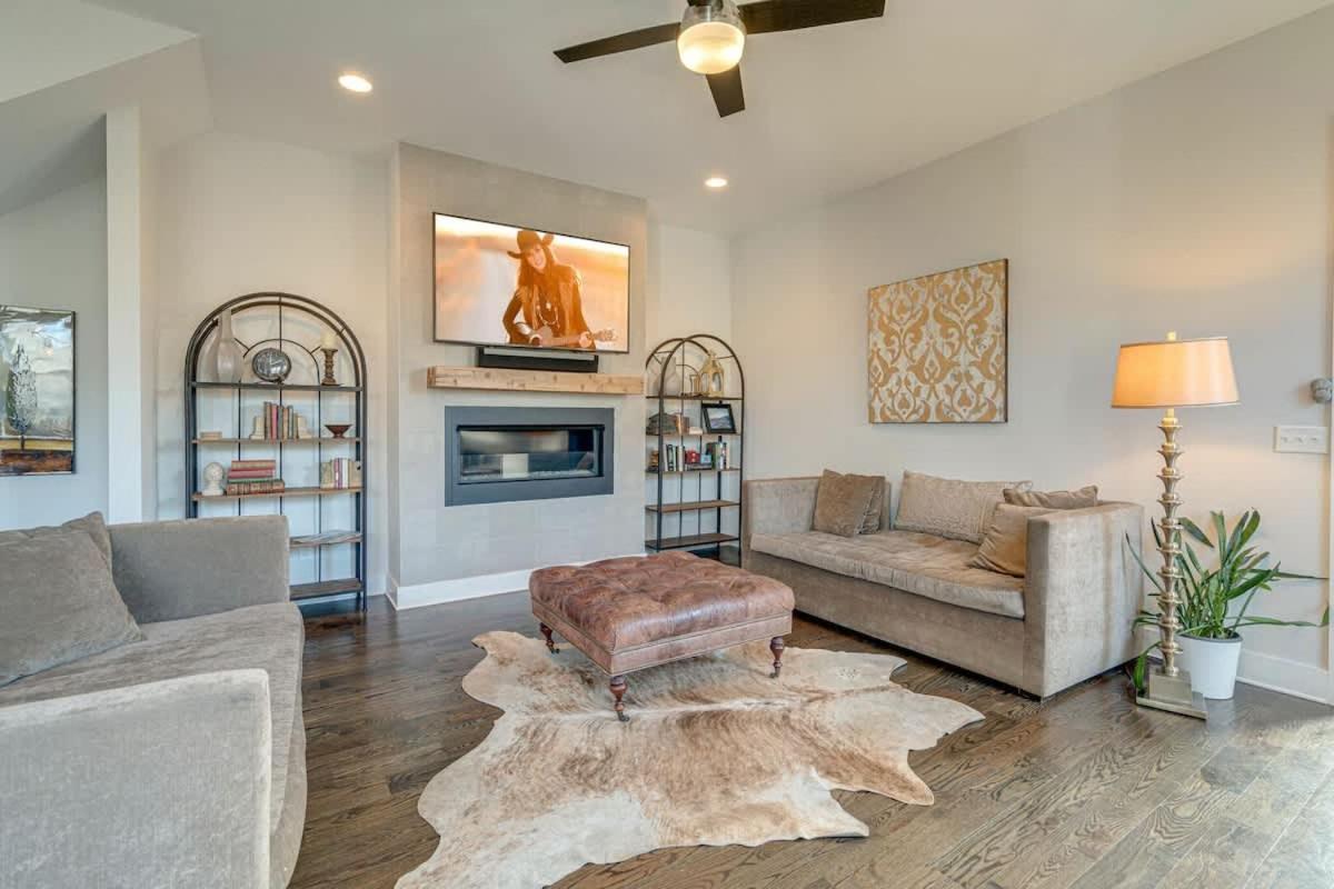 Cultured Coach - Music Row - Mins To Downtown Holiday home *