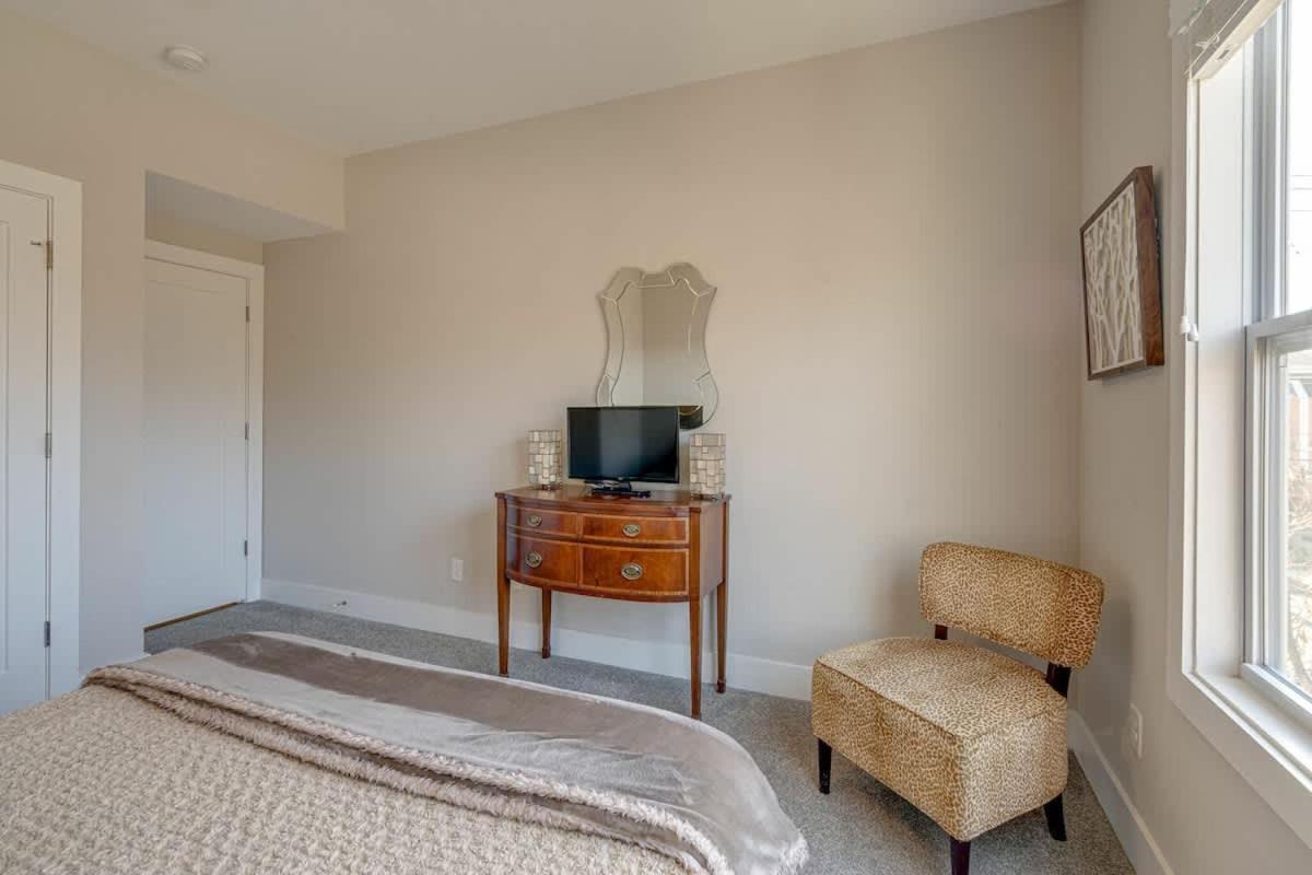 Cultured Coach - Music Row - Mins To Downtown