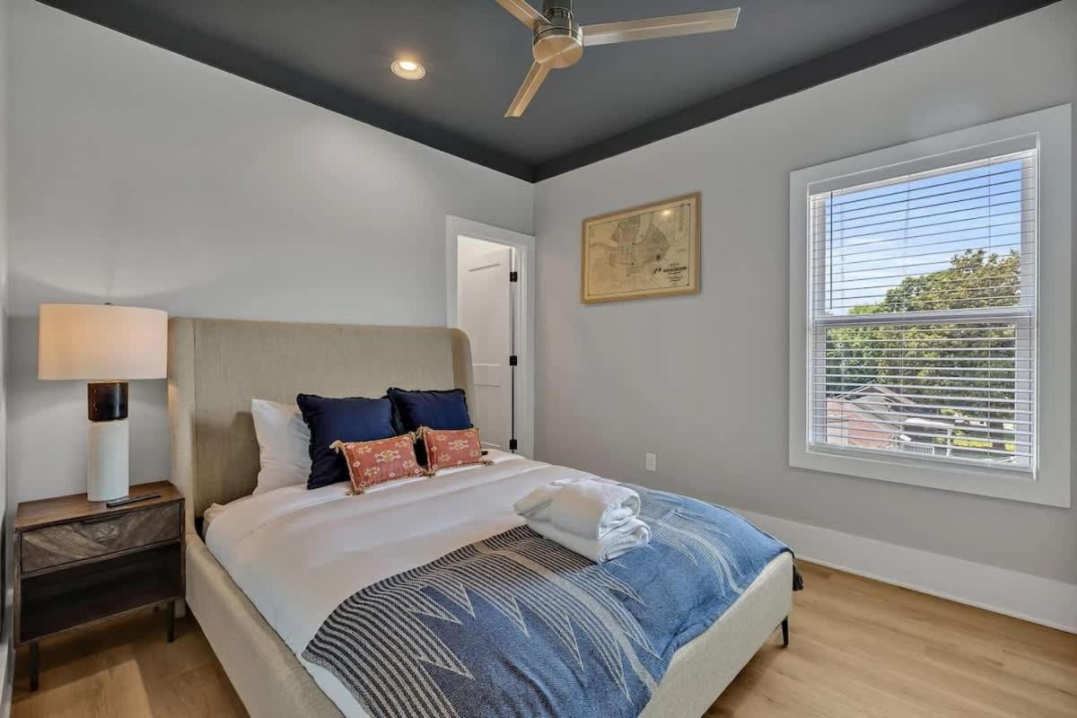 Ensemble-4 Unit Combo-8 Mins To Broadway Holiday home Nashville