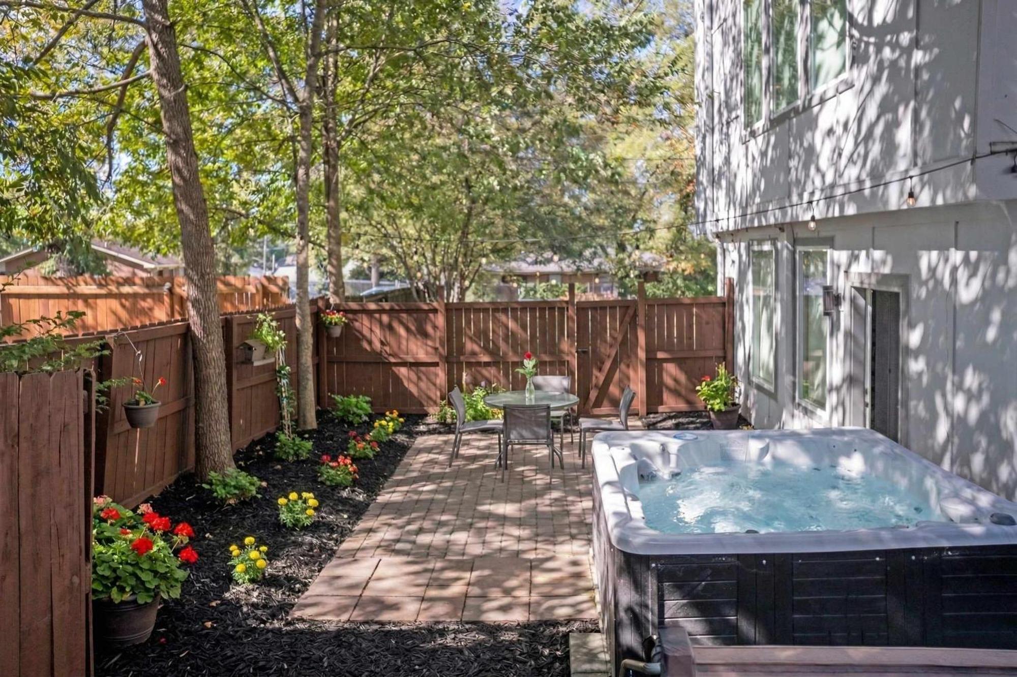Lux East Nash-hot Tub & Rooftop Patio Holiday home