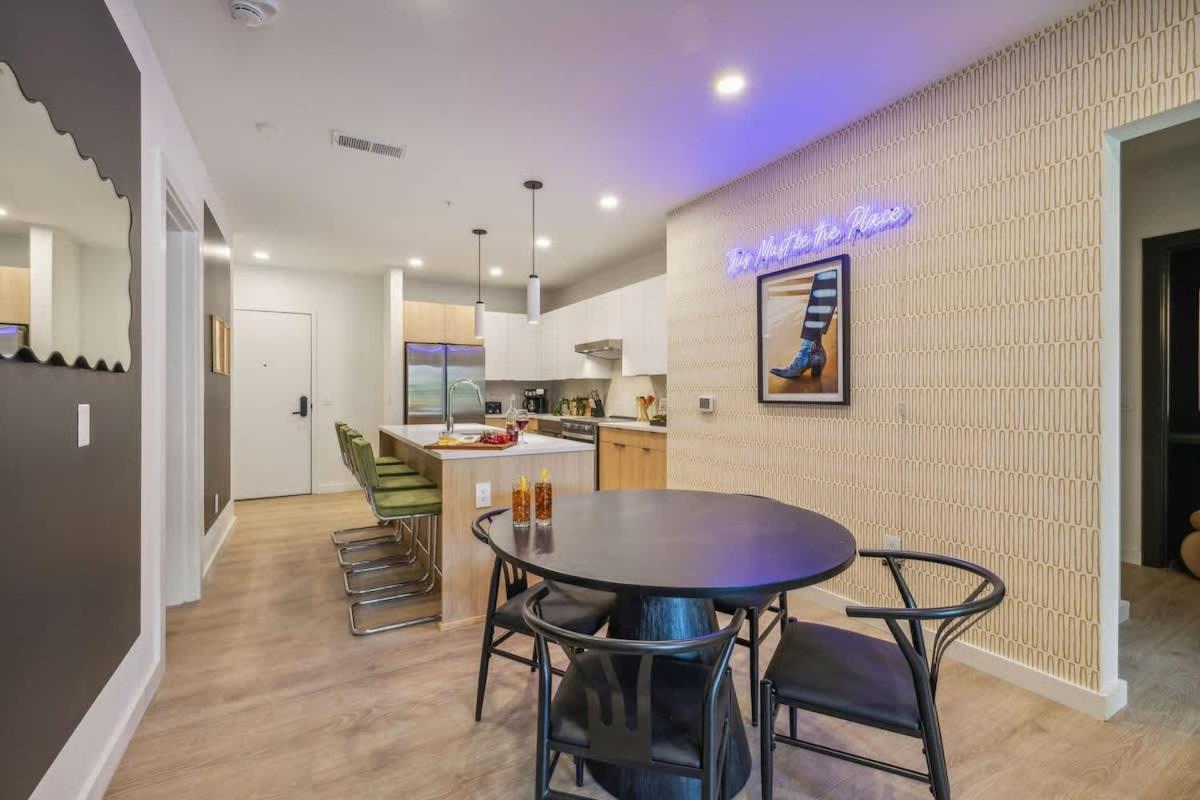 Hyve - Harmony Strum - Walk To Broadway - Pool & Gym Holiday home