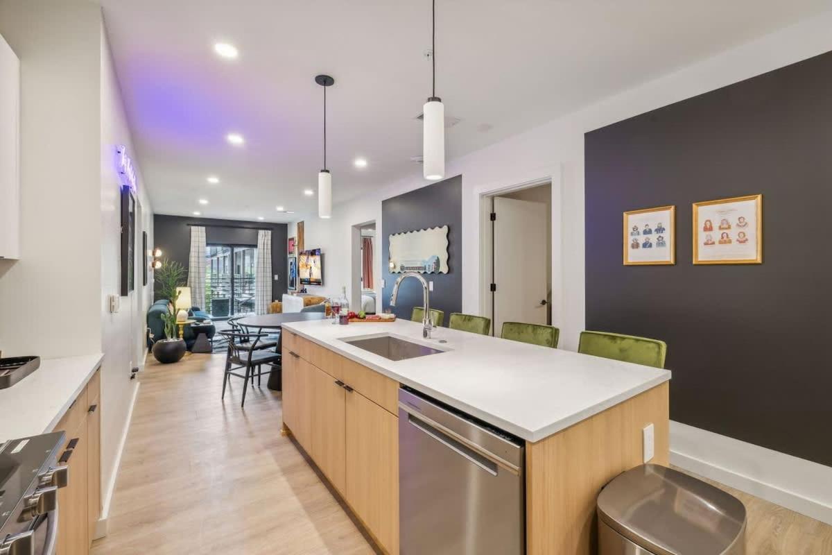 Hyve - Harmony Strum - Walk To Broadway - Pool & Gym Holiday home