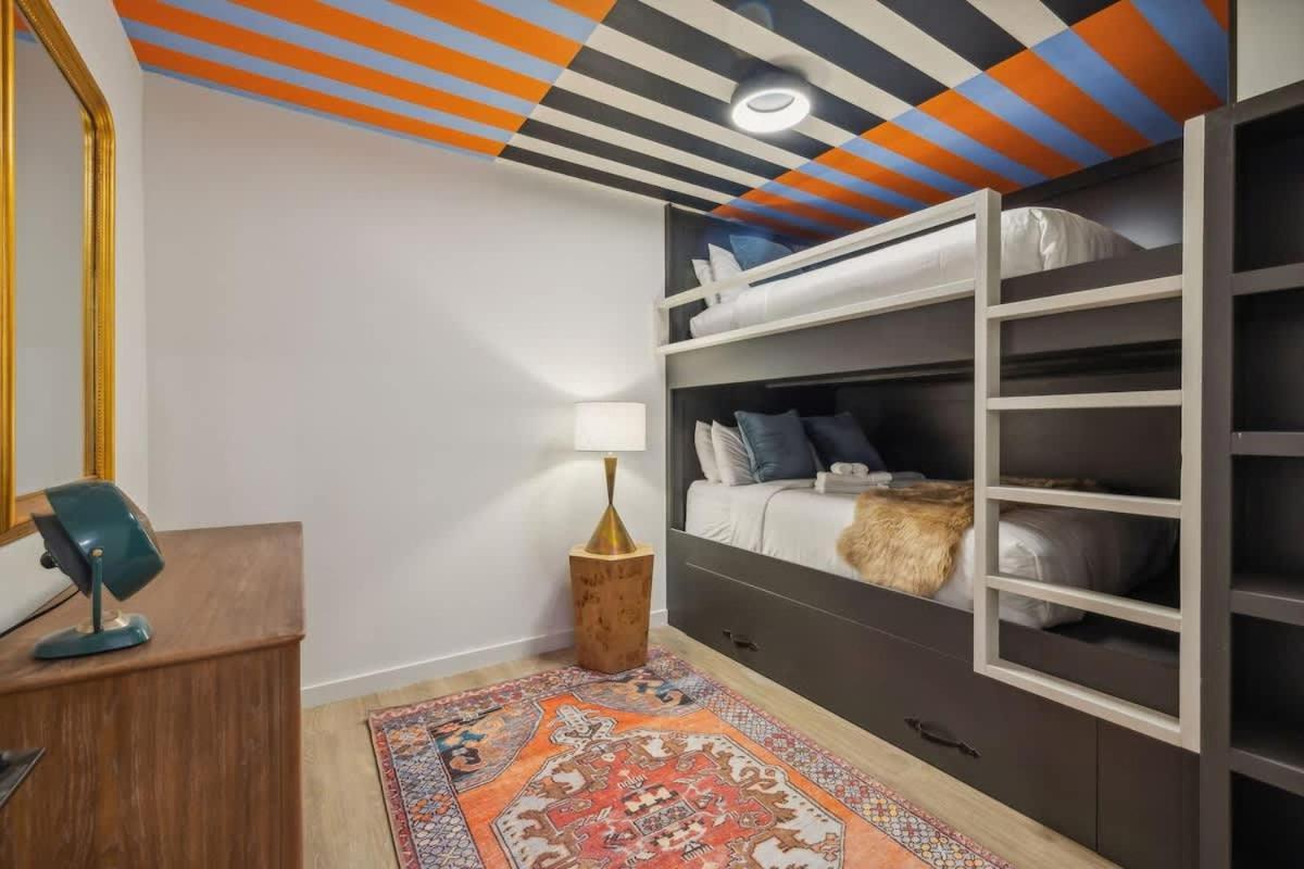 Hyve - Harmony Strum - Walk To Broadway - Pool & Gym Holiday home