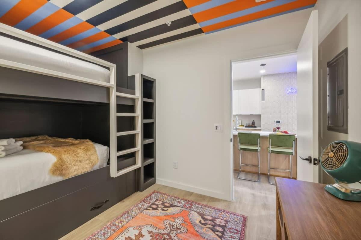 Holiday home Hyve - Harmony Strum - Walk To Broadway - Pool & Gym *