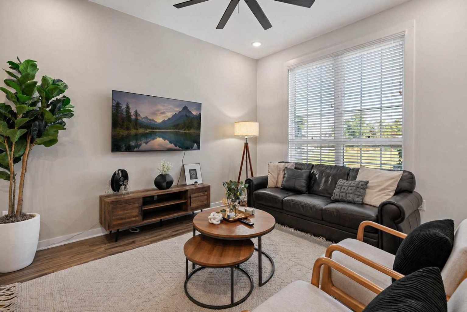 Charmer - Private Rooftop - Sleeps 14 *