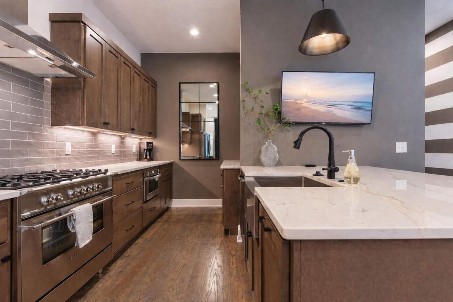 New Side By Side Homes - Sleeps 24 Nashville