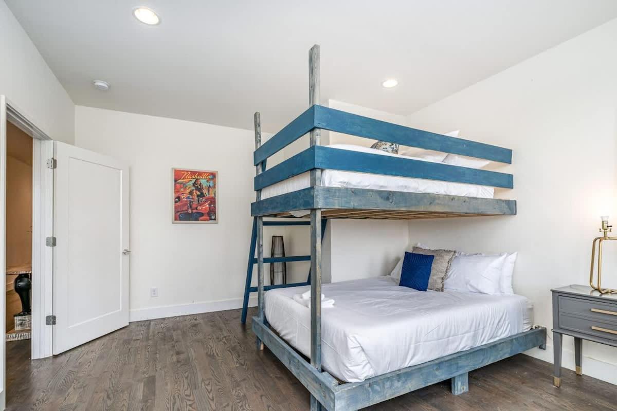 Heights-sleeps 12-in Cumberland Heights Holiday home *
