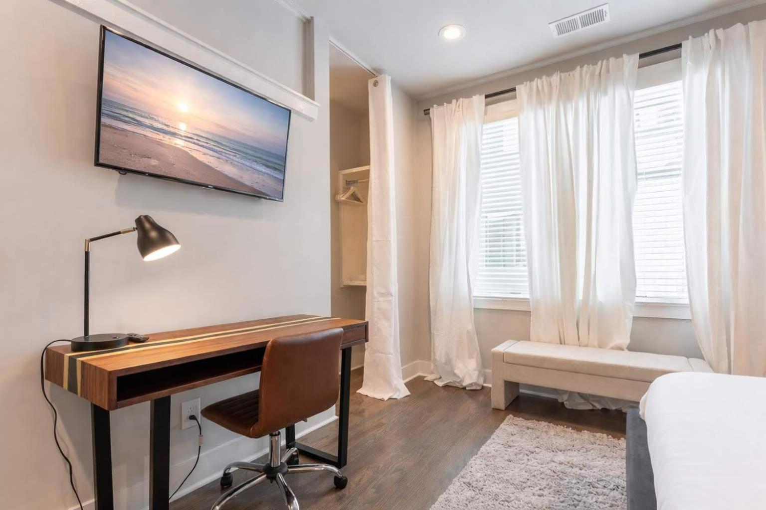 New Side By Side Homes - Sleeps 24 Nashville