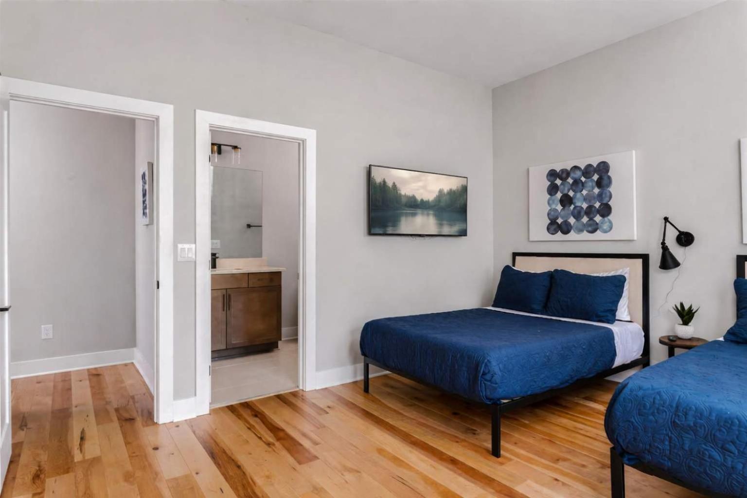 Side-by-side Homes With Hot Tubs - Sleeps Over 20 Guests Nashville